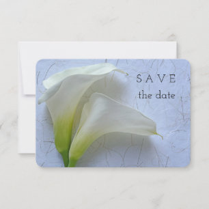 Save The Date Deux lys calla sur du papier texturé