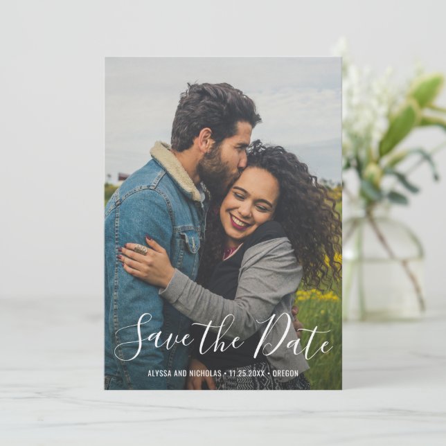 Save The Date Élégant Mariage avec Typographie Moderne de Photo (Debout devant)