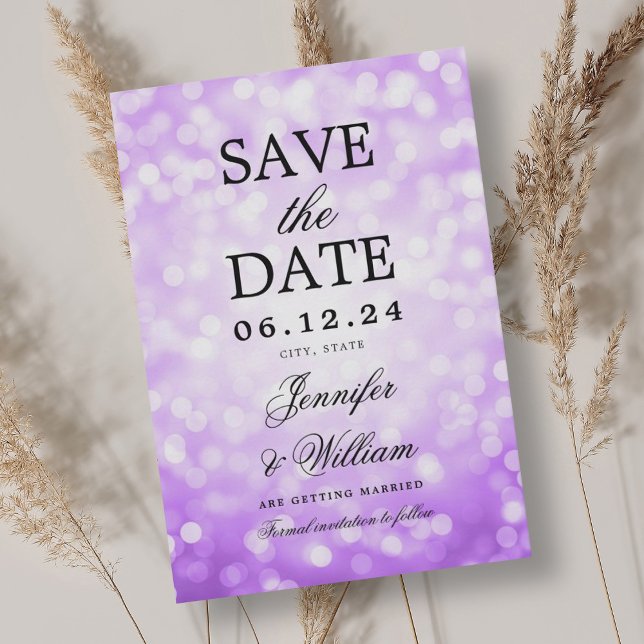 Save The Date Élégant Script Mariage Purple Bokeh Lumières (Elegant Script Wedding Purple Bokeh Lights Save The Date)