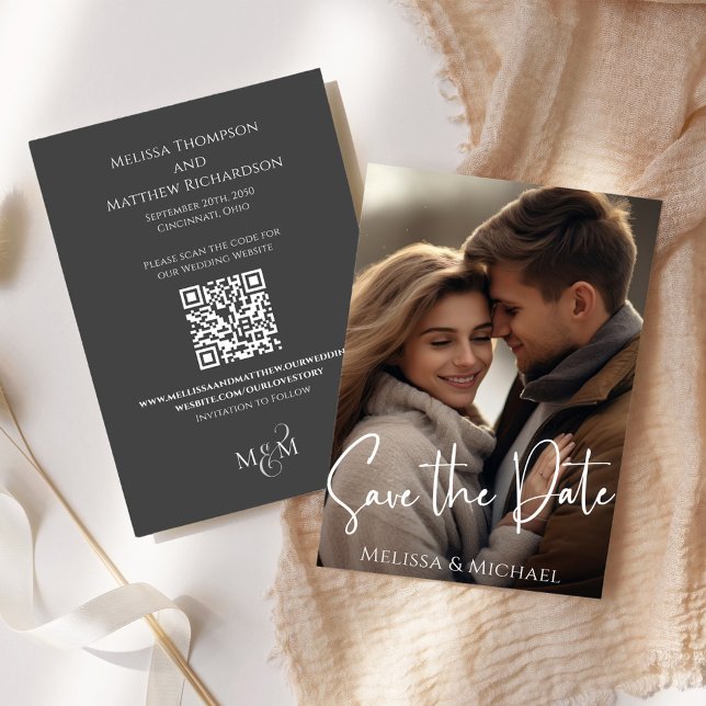 Save The Date Enregistrer la date Photo Calligraphie Script Élég (Elegant Wedding Save the Date photo card with scannable QR Code. )