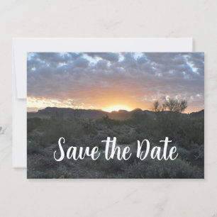 Save The Date Étiquette de retour avec fond de scène désertique