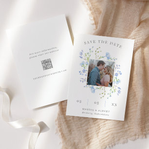 Save The Date Fleurs sauvages Bleus Delicate Photo moderne QR Co