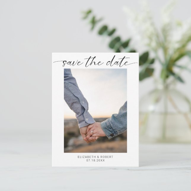 Save the Date Foto Minimalistisch Modernes Skript Ankündigungspostkarte (Stehend Vorderseite)