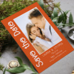 Save the Date Foto Stilvoll Moderne Einfache Hochz<br><div class="desc">Save the Date Stylish Modern Simple Wedding Cards präsentiert Ihr Lieblings-Foto mit dem Text "Save the Date" in der modernen Kalligraphieskripttypografie. Ideal für Hochzeiten,  Geburtstag,  Babydusche,  Jubiläumsfeiern und Partys. Entwickelt für Sie von ©Evco Studio www.zazzle.com/store/evcostudio</div>