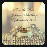 Save the Date Gold Names Date Script Quadratischer Aufkleber<br><div class="desc">Schöne und elegante Rett der Daten für die Hochzeitseinladung Umschlag Aufkleber.Datum der Hochzeit und Datum.</div>