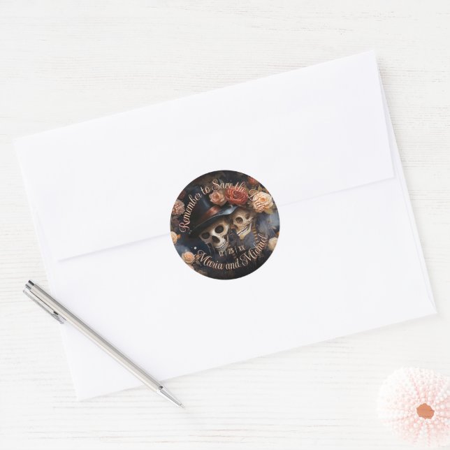 Save the Date Gothic Wedding Romantic Kiss Runder Aufkleber (Umschlag)