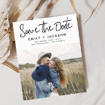 Save the Date handgeschriebenes Foto<br><div class="desc">Budget Modernes und elegantes handgeschriebenes Skript-Foto Save the Date Hochzeitskarte. Die Save the Date einladende Einladungskarte beinhaltet eine schicke und stilvolle Typografie mit einem einfachen und minimalistischen Design auf weißem Hintergrund, mit dem Sie Ihre individuelle Verlobung-Fotografie hinzufügen können.</div>