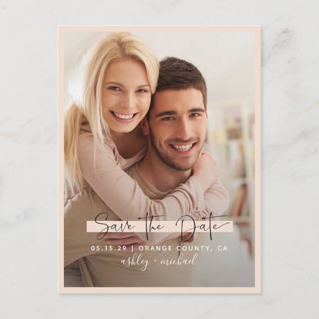 Save the Date Kalligrafie Foto Blush Wedding Ankündigungspostkarte (Vorderseite)