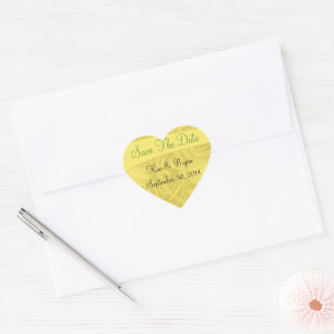 "Save the Date" kräuselt sich über Gelb Herz-Aufkleber
