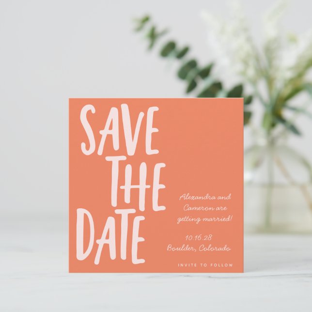 Save The Date Lettres manuscrites Vibrant Carré orange d'été (Debout devant)