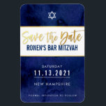 SAVE THE DATE moderne dunkelblaue Bar mitzvah Magnet<br><div class="desc">per kat massard >>> kat@simplysweetPAPERIE.com <<< Ein trendy Einladungsdesign, um für das BAR MITZVAH Setup Ihres Kindes als Vorlage SAVE THE DATE. Es ist einfach für Sie, Ihre eigenen Daten hinzuzufügen, oder auf die Schaltfläche Anpassen zu drücken und Sie können Text, Schriftart, Größen etc. TIP: 1 hinzufügen oder ändern. Um...</div>
