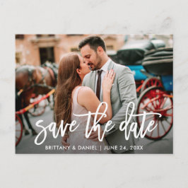Save the Date Modernes Pinselskript Couple Foto Postkarte