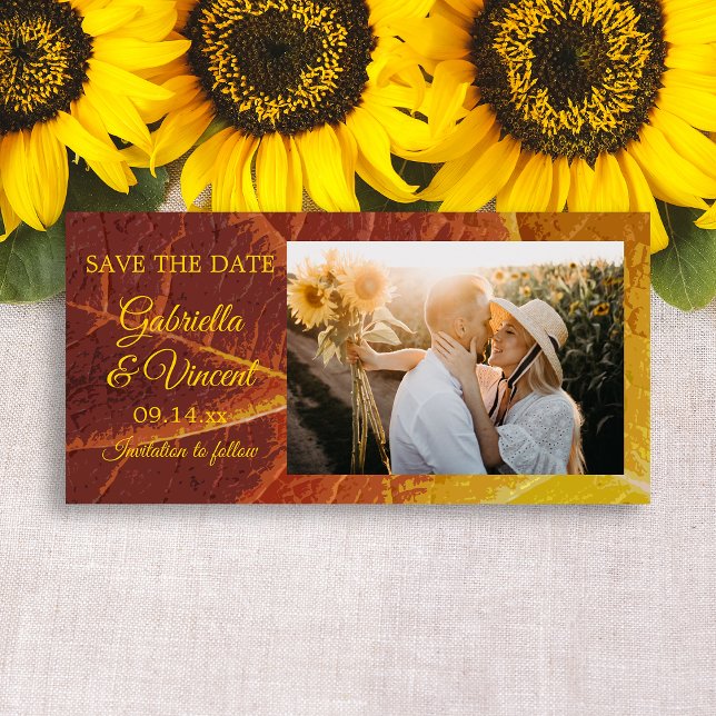 Save The Date Nuances d'automne Mariage feuille Enregistrer la d (Set the tone for your Fall wedding with the Shades of Autumn Leaf Save the Date Photo Card.)