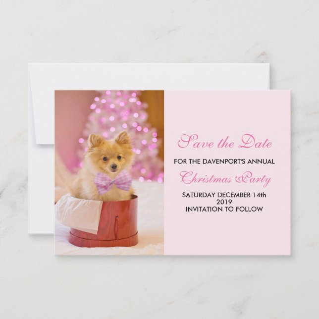 Save The Date Photo de Cute Christmas Dog avec Pink Bow & Tree (Devant)