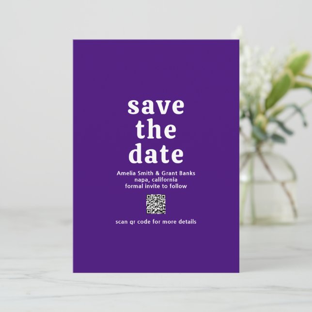 Save The Date Police rétro violet QR Code moderne Mariage (Debout devant)