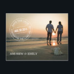 Save the Date Postmark Circle Foto Postkarte<br><div class="desc">Wie ein Poststempel auf einem Umschlag hat dieses Design das Aussehen einer Briefmarke auf der Vorderseite mit einem Wortkreis, der "Save the Date - wir heiraten" Staaten. Personalisiert mit Ihrem Hochzeitsdatum und Namen mit einem großen Foto mit dem lustigen Paar. Dieses Design ist eine großartige Alternative zu herkömmlichen oder formellen...</div>