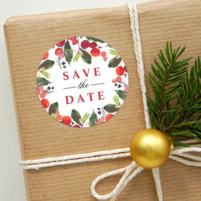 Save the Date Red Christmas Greenerity Wreath Runder Aufkleber (Von Creator hochgeladen)