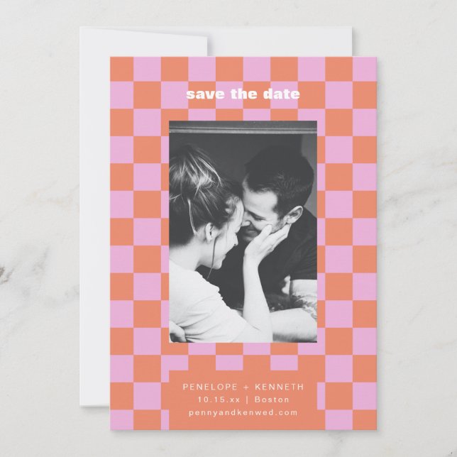 Save The Date Retro Checkerboard Pink Orange Mod Wedding Photo (Devant)