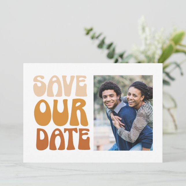Save The Date Retro Super les années 70 Terracotta Brown Mariage (Debout devant)