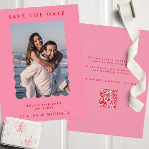 Save The Date Retro Wavy Photo & QR Code rose et Mariage rouge