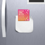 Save the Date rosa und orange geometrisch Magnet<br><div class="desc">Dieses kühne und farbenfrohe Hochzeitsthema ist die perfekte Wahl für Paare, die ihren besonderen Tag mit einem lebhaften und fröhlichen Ambiente gewollt haben, ihre Persönlichkeiten zum Ausdruck bringen und der Veranstaltung eine einzigartige Touch verleihen. Die Verwendung von kühnen und hellen Farben wie Fuchsienrosa und gebrannte Orange schafft eine festliche und...</div>
