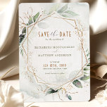 Save the Date Rustikale Grün- und Goldhochzeit Einladung<br><div class="desc">Mit dieser rett-the-date-Karte auf Zazzle können Sie Ihre Hochzeit für Ihre Gäste ankündigen. Das Design besticht durch einen skurrilen und böhmischen Stil mit einem Imitat-Gold-Rahmen, schwachen Salbei-Grün-Botanikalen und Imitat-Goldklappen. Die Karte ist auf hochwertigem Kartenmaterial gedruckt und enthält Umschläge für einfaches Verschicken. Auf der Vorderseite der Karte befinden sich geometrische Imitate...</div>