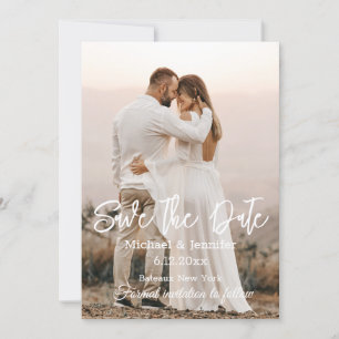 Save the Date, schick weißes kalligraphisches Hoch Einladung