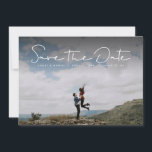 Save the Date schlichte, weiße, handbetätigte Foto<br><div class="desc">Für ein entspanntes und lässiges Ehepaar bietet dieses 1-Foto-waagerechte Save the Date ein handgeschriebenes weißes Drehbuch und Platz für die Details der Braut und des großen Tages des Bräutigams. In dieser Version befindet sich der Text oben im Rahmen des Fotos. Die Rückseite ist ein hellrosa mit einigen verstreuten Polka-Punkten. Die...</div>