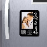 Save the Date Schwarz-weiße moderne Hochzeit Magnet<br><div class="desc">Save the Date Schwarz-weiße Stylish Script Modern Wedding Magnete verfügen über einen schwarzen Hintergrund mit Ihrem eigenen Foto. Personalisieren Sie Ihren Text,  indem Sie den Text in den bereitgestellten Textfeldern bearbeiten und Ihre Website-URL für Ihren benutzerdefinierten QR-Code hinzufügen. Entwickelt für Sie von ©Evco Studio www.zazzle.com/store/evcostudio</div>