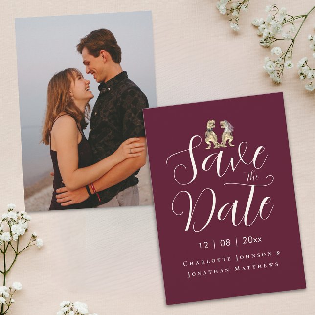 Save The Date Script élégant moderne photo Dinosaur Dinosaure Ma (Modern photo funny dinosaur bride and groom burgundy and cream wedding save the date T-Rex dino fun)