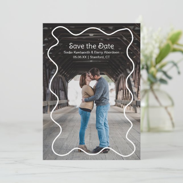 Save The Date Simple Squiggle Frame Photo Mariage moderne (Debout devant)
