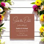 Save the Date Terracotta Wedding Einladung<br><div class="desc">Save the Date Terracotta/Burnt Orange White-Karte mit elegantem Kalligrafieschrift. Mehr Produkte mit diesem Design sind in der folgenden Kollektion zu finden.</div>