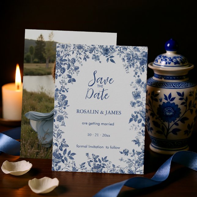 Save The Date Toile florale bleue poussiéreuse romantique avec p (Romantic Dusty Blue Toile Floral with Photo Save The Date)