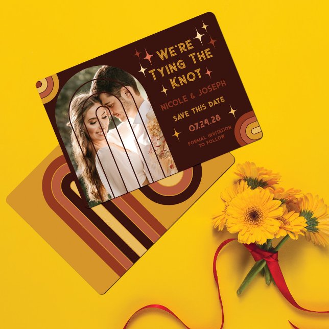 Save The Date Typographie audacieuse de Retro 70's Rainbow Arch  (Créateur téléchargé)