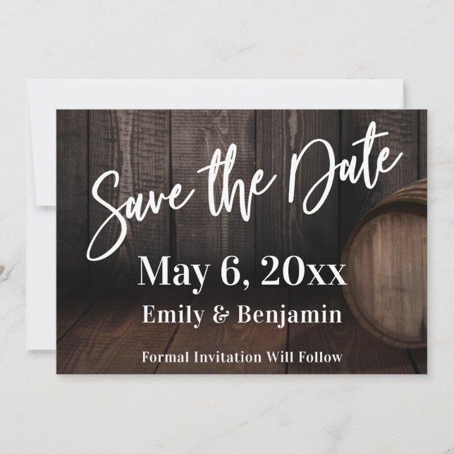 Save The Date Typographie décontractée sur tonneau en bois marro (Devant)