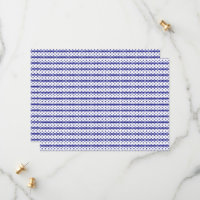 Un ciel bleu vif avec des nuages blancs épars.