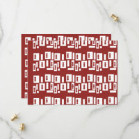 Un tapis rouge avec un motif texturé est étalé sur