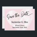 Save the Date Weißes Wasserfarbenherz auf rosa Kar<br><div class="desc">In diesem einzigartigen, künstlerischen Hochzeitsdesign habe ich einen eleganten, modernen Kalligraphie-Schriftart benutzt, um ein grafisches Typografie-Overlay mit der Lektüre "Save the Date" zu erstellen. Hinter dem Text habe ich ein weißes Aquarellherz platziert, das künstlerisch so bedrängt ist, dass die von Ihnen gewählte Hintergrundfarbe durch flüchtige Blick kommt; ich habe in...</div>