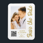 Save the Date White Gold Stilvoll Modern Weddin Magnet<br><div class="desc">Save the Date White Gold Stylish Script Moderne Wedding Magnete verfügen über einen weißen Hintergrund mit Ihrem individuellen Foto. Personalisieren Sie Ihren Text,  indem Sie den Text in den bereitgestellten Textfeldern bearbeiten und Ihre Website-URL für Ihren benutzerdefinierten QR-Code hinzufügen. Entwickelt für Sie von ©Evco Studio www.zazzle.com/store/evcostudio</div>