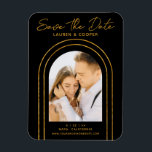 Save the Date White Gold Stilvolle Art Deco Hochze Magnet<br><div class="desc">Save the Date Black Gold Stilvolle Script Art Deco Wedding Magnete bietet Ihr Lieblings-Foto in einem goldenen Bogen auf einem schwarzen Hintergrund. Personalisieren Sie Ihren Text,  indem Sie den Text in den dafür vorgesehenen Textfeldern bearbeiten. Entwickelt für Sie von ©Evco Studio www.zazzle.com/store/evcostudio</div>