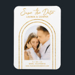 Save the Date White Gold Stilvolle Art Deco Hochze Magnet<br><div class="desc">Save the Date White Gold Stilvolle Script Art Deco Wedding Magnet bietet Ihr Lieblings-Foto in einem goldenen Bogen auf einem weißen Hintergrund. Personalisieren Sie Ihren Text,  indem Sie den Text in den dafür vorgesehenen Textfeldern bearbeiten. Entwickelt für Sie von ©Evco Studio www.zazzle.com/store/evcostudio</div>