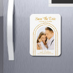 Save the Date White Gold Stilvolle Art Deco Hochze Magnet<br><div class="desc">Save the Date White Gold Stilvolle Script Art Deco Wedding Magnete bietet Ihnen Ihr Lieblings-Foto in einem goldenen Bogen auf weißem Hintergrund. Personalisieren Sie Ihren Text,  indem Sie den Text in den dafür vorgesehenen Textfeldern bearbeiten. Entwickelt für Sie von ©Evco Studio www.zazzle.com/store/evcostudio</div>