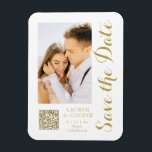 Save the Date White Gold Stilvolle Moderne Hochzei Magnet<br><div class="desc">Save the Date White Gold Stylish Script Moderne Wedding Magnete verfügen über einen weißen Hintergrund mit Ihrem individuellen Foto. Personalisieren Sie Ihren Text,  indem Sie den Text in den bereitgestellten Textfeldern bearbeiten und Ihre Website-URL für Ihren benutzerdefinierten QR-Code hinzufügen. Entwickelt für Sie von ©Evco Studio www.zazzle.com/store/evcostudio</div>