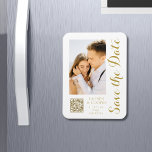 Save the Date White Gold Stilvolle Moderne Hochzei Magnet<br><div class="desc">Save the Date White Gold Stylish Script Moderne Wedding Magnete verfügen über einen weißen Hintergrund mit Ihrem individuellen Foto. Personalisieren Sie Ihren Text,  indem Sie den Text in den bereitgestellten Textfeldern bearbeiten und Ihre Website-URL für Ihren benutzerdefinierten QR-Code hinzufügen. Entwickelt für Sie von ©Evco Studio www.zazzle.com/store/evcostudio</div>