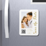 Save the Date White Gold Stilvolle Moderne Hochzei Magnet<br><div class="desc">Save the Date White Gold Stylish Script Moderne Wedding Magnete verfügen über einen weißen Hintergrund mit Ihrem individuellen Foto. Personalisieren Sie Ihren Text,  indem Sie den Text in den bereitgestellten Textfeldern bearbeiten und Ihre Website-URL für Ihren benutzerdefinierten QR-Code hinzufügen. Entwickelt für Sie von ©Evco Studio www.zazzle.com/store/evcostudio</div>