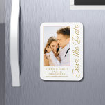 Save the Date White Gold Stilvolle Moderne Hochzei Magnet<br><div class="desc">Save the Date White Gold Stylish Script Modern Wedding Cards verfügen über einen weißen Hintergrund mit Ihrem eigenen Foto. Personalisieren Sie Ihren Text,  indem Sie den Text in den dafür vorgesehenen Textfeldern bearbeiten. Entwickelt für Sie von ©Evco Studio www.zazzle.com/store/evcostudio</div>
