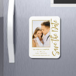 Save the Date White Gold Stilvolle Moderne Hochzei Magnet<br><div class="desc">Save the Date White Gold Stylish Script Moderne Wedding Magnete verfügen über einen weißen Hintergrund mit Ihrem individuellen Foto. Personalisieren Sie Ihren Text,  indem Sie den Text in den dafür vorgesehenen Textfeldern bearbeiten. Entwickelt für Sie von ©Evco Studio www.zazzle.com/store/evcostudio</div>