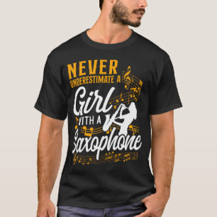 Saxophon unterschätzt nie ein Mädchen mit einem T-Shirt