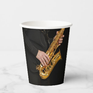 Saxophone Player gibt sächsischen Jazzspieler aus Pappbecher