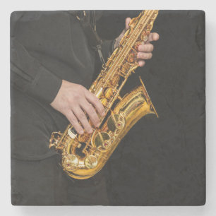 Saxophone Player gibt sächsischen Jazzspieler aus Steinuntersetzer